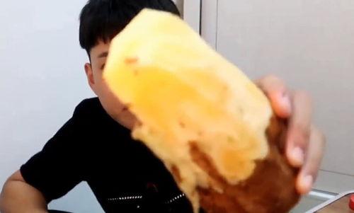 云南小哥吃瓜,一场别开生面的吃瓜盛宴