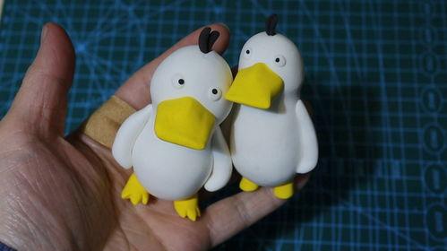 歪头鸭粘土吃瓜,萌宠美食新风尚