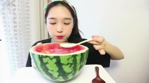 女子吃自己的瓜,女子意外吃下自己的瓜