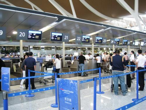 盼盼浦东机场吃瓜